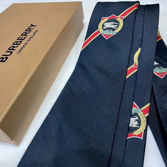 🎁HOLIDAY 24’🎁🔥🆕💯ICONIC BURBERRY HORSEFERRY KNIGHT CREST NAVY MOTIF T… - Picture 9 of 16
